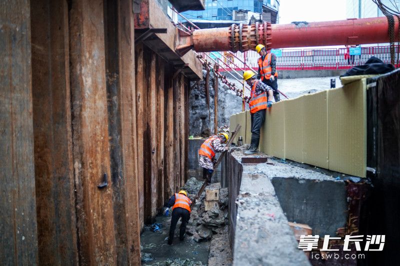 工人们正在搬运沙袋。长沙晚报全媒体记者 邓迪 摄