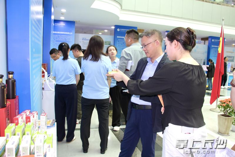 雨花经开区管委会一楼大厅，链上企业正在集中展示最新科技成果。