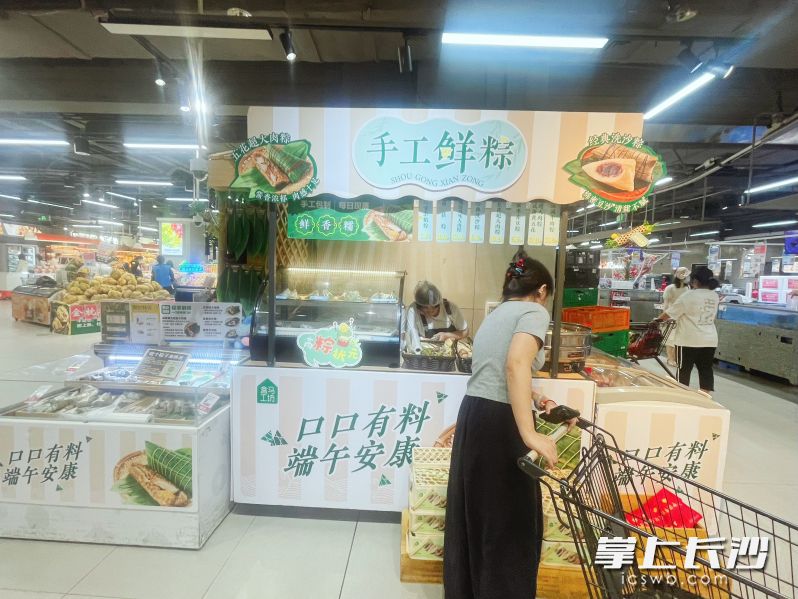 盒马超市里设置了专门售卖粽子的专区。 均为长沙晚报全媒体记者范宏欢摄