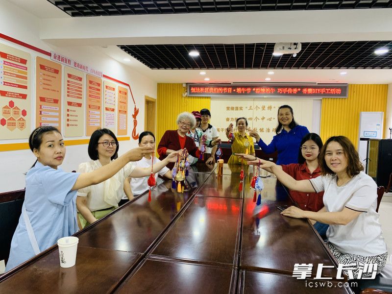 大家一起 做手工，其乐融融。