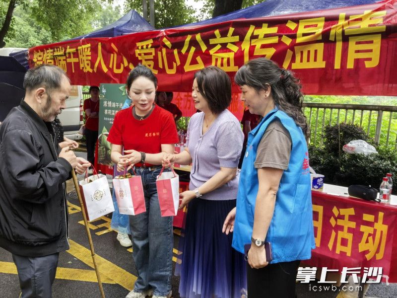 丝茅冲社区公益活动。