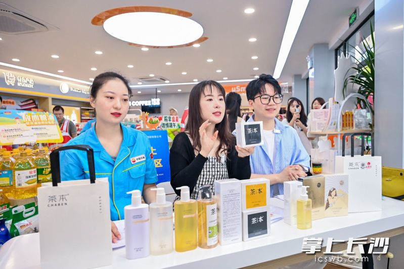 正在进行线上直播的员工们热情洋溢地介绍公司的扶贫商品。