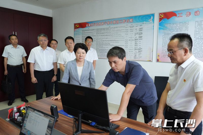 5月28日，省委常委、市委书记吴桂英在市城市管理局调研深入贯彻中央八项规定精神学习教育开展情况。