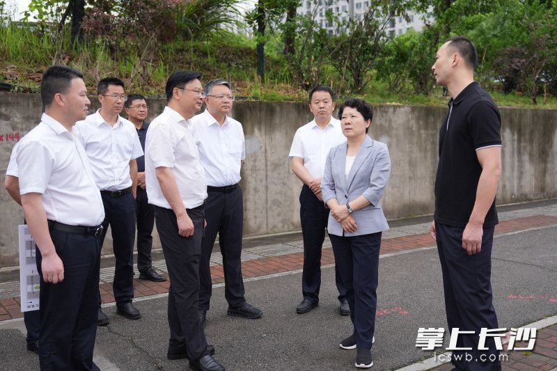 吴桂英来到黑石铺社区肉联厂宿舍小区，了解居民出行安全问题整改情况。 均为长沙晚报全媒体记者郭雨滴摄