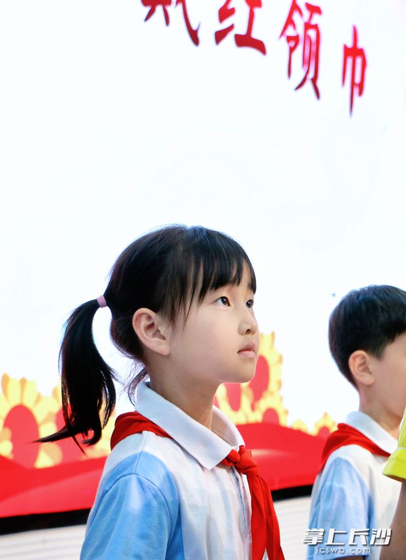 新队员昂首挺胸。 新队员昂首挺胸。