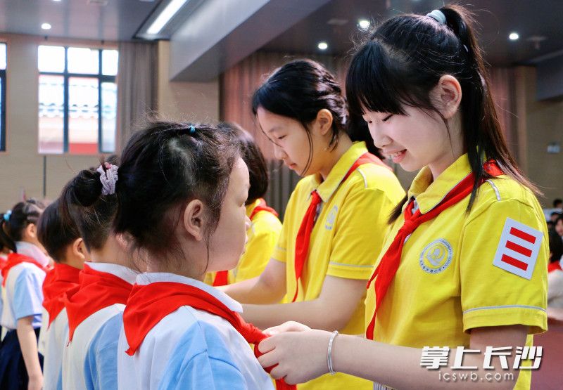 少先队增添新鲜血液。 少先队增添新鲜血液。