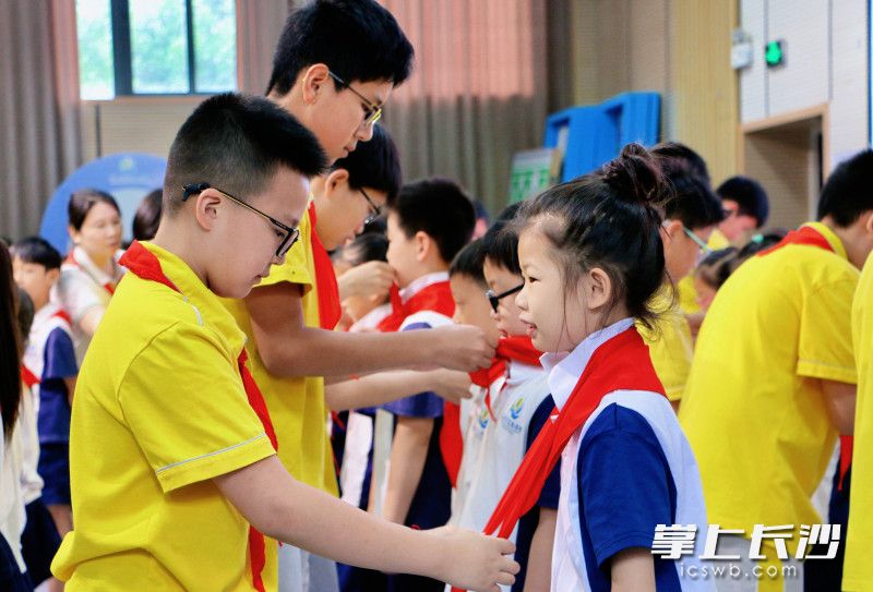 开福区清水塘江湾小学168名孩子光荣加入中国少年先锋队。 均为长沙晚报全媒体记者贺文兵、通讯员尹慧琪摄 开福区清水塘江湾小学168名孩子光荣加入中国少年先锋队。 均为长沙晚报全媒体记者贺文兵、通讯员尹慧琪摄