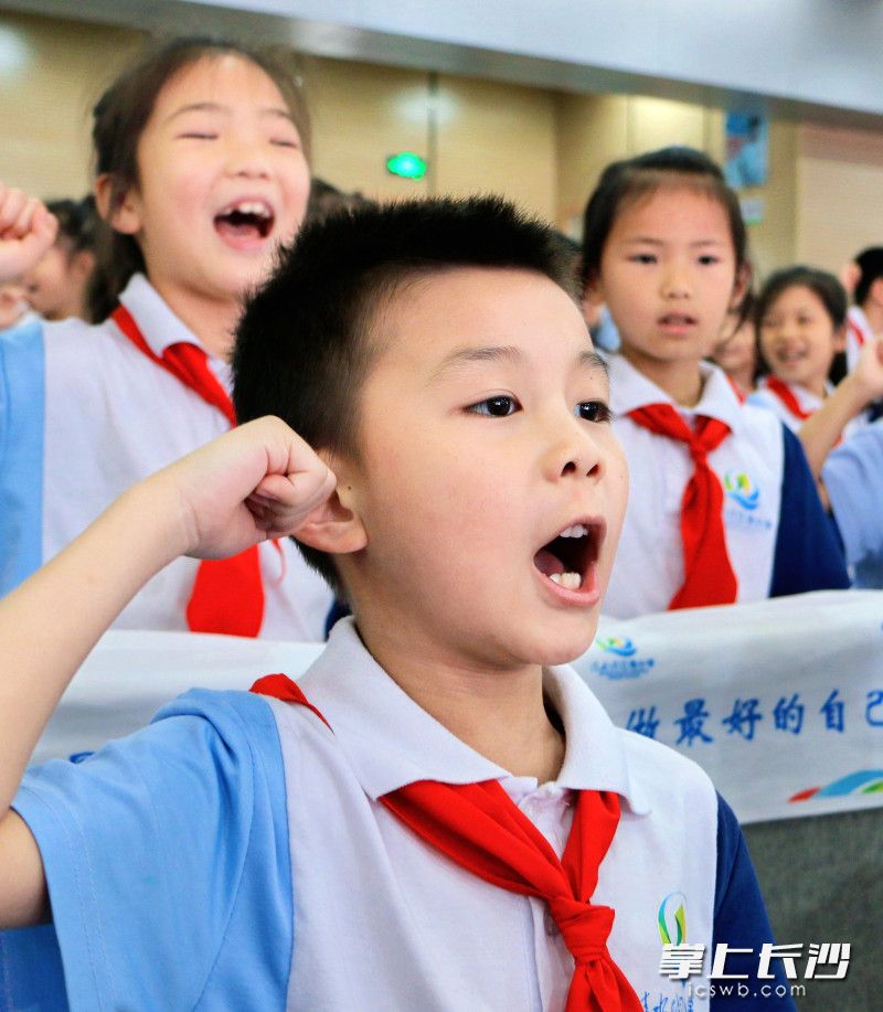 庄严宣誓。 庄严宣誓。