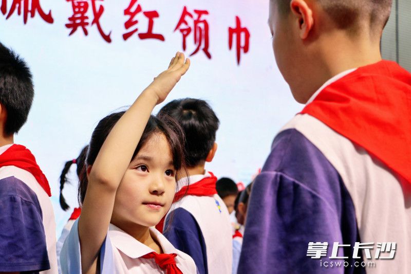 新队员行队礼。 新队员行队礼。