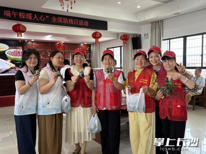 大家展示亲手制作的三角粽。