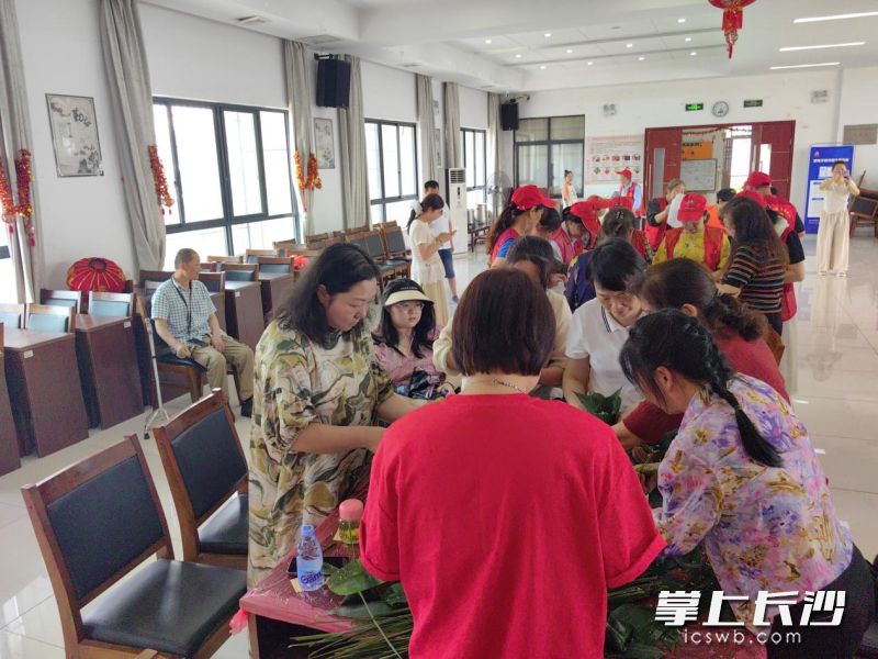 志愿者与残疾人家庭分组结对，开启一场包粽子“协作之旅”。 均为长沙晚报通讯员张颖洋供图