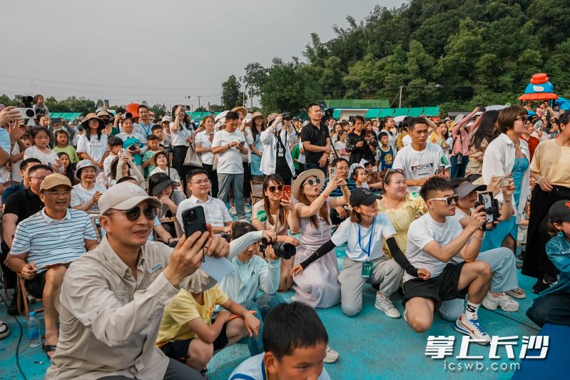 在宁乡市夏铎铺镇“夏铎声生”小镇音乐会现场，数千名游客沉醉于音乐与自然的交融盛宴。 长沙晚报全媒体记者 陈飞 摄