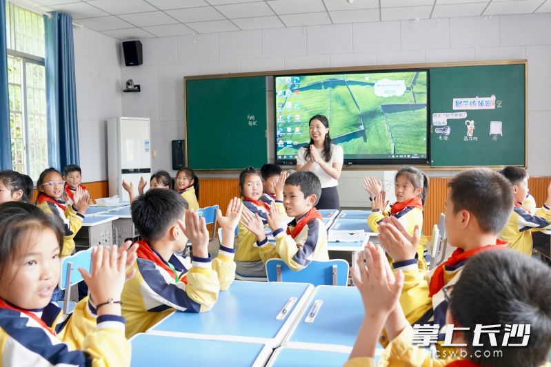在老粮仓镇中心小学，校长何雪引导孩子们进行光影实验，课堂气氛十分活跃。 长沙晚报全媒体记者 张禹 通讯员 段华良 摄