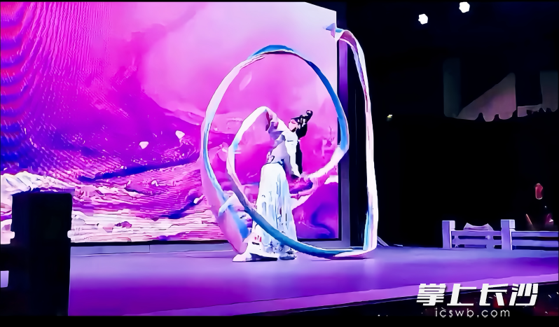 杜鹃花剧场精彩演出。