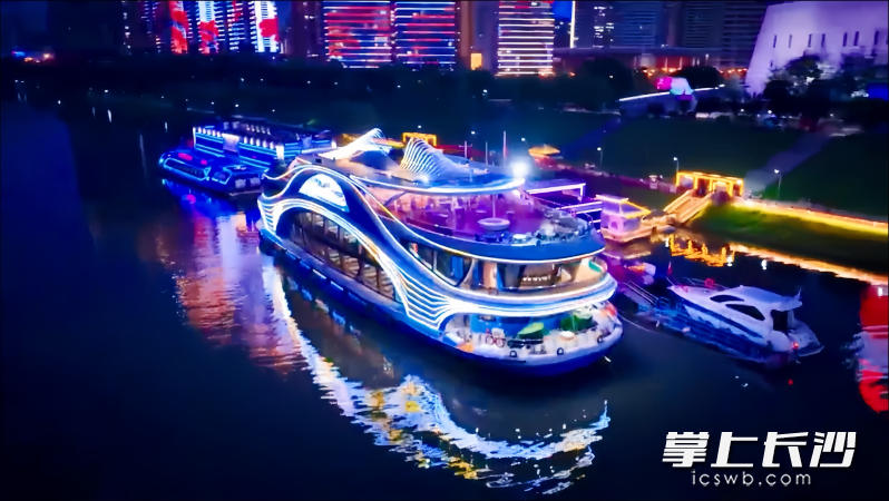 夜航湘江，览一江两岸灯光秀。
