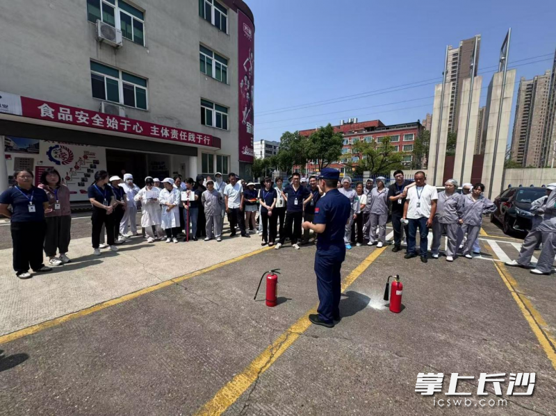 消防员给光明乳业的员工进行消防安全培训。 长沙晚报通讯员 杨来富 摄