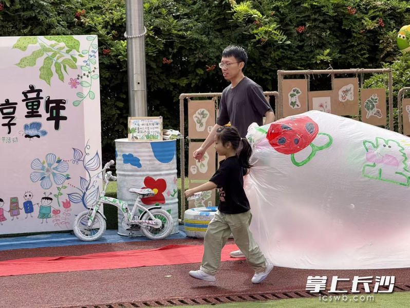 家长带着孩子在“捕风”。