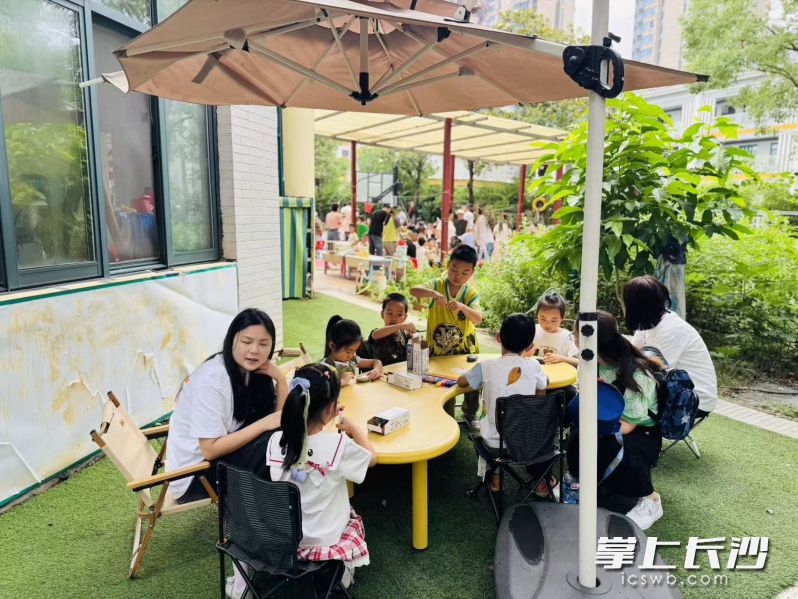 今日芙蓉区教育局农园路幼儿园摇身一变，成了“自然艺术乐园”。长沙晚报通讯员 朱梦玲 摄