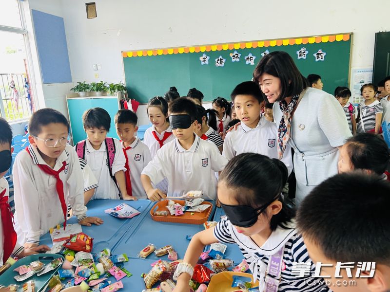 全校近两千名师生共同设计了58个有趣的课间游戏。