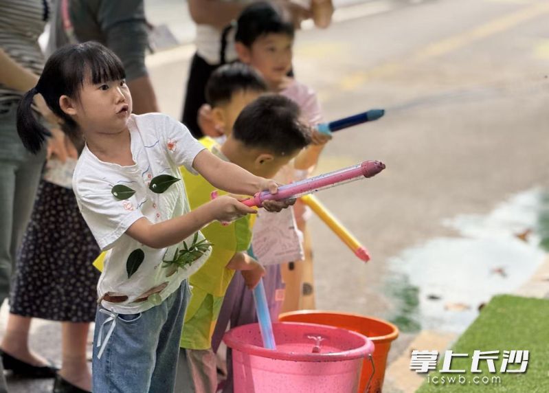 孩子们快乐地玩耍中。