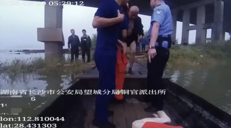 落水男子成功获救。视频截图