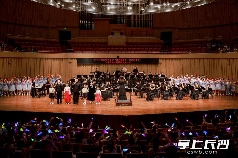 青园梓枫小学管乐、舞蹈、合唱三大艺术团联袂演绎《我爱你中国》。均为通讯员 戴春兰 供图 青园梓枫小学管乐、舞蹈、合唱三大艺术团联袂演绎《我爱你中国》。均为通讯员 戴春兰 供图