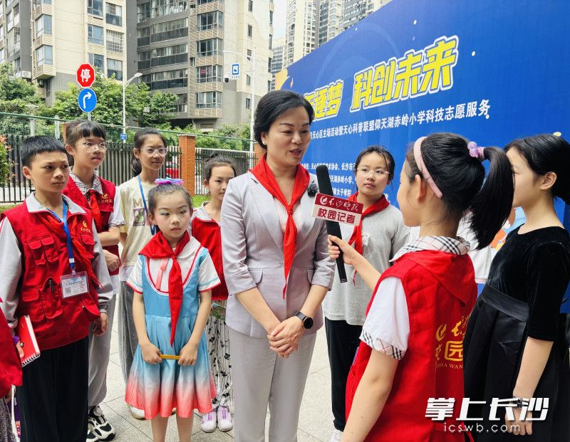 长沙晚报校园记者在采访。 长沙晚报校园记者在采访。