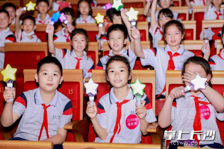 精彩的节目,让台下观众也跟着挥舞荧光棒。 精彩的节目,让台下观众也跟着挥舞荧光棒。