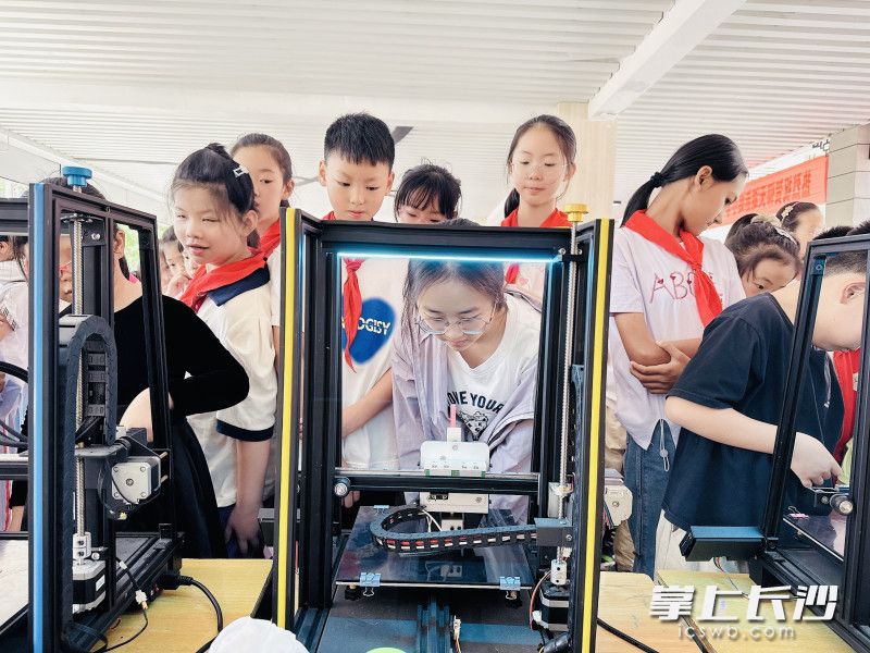 沉浸式科普体验激发学生对科技的浓厚兴趣。 沉浸式科普体验激发学生对科技的浓厚兴趣。