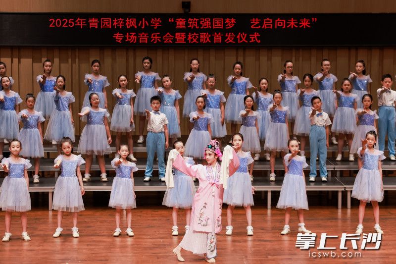 舞台上,孩子们自信满满,演出精彩纷呈。 舞台上,孩子们自信满满,演出精彩纷呈。