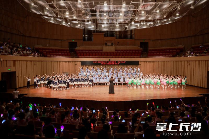 原创校歌《生长吧,星光少年》首发,台上台下以歌声共鸣,形成千人大合唱的温馨场面。。 原创校歌《生长吧,星光少年》首发,台上台下以歌声共鸣,形成千人大合唱的温馨场面。。