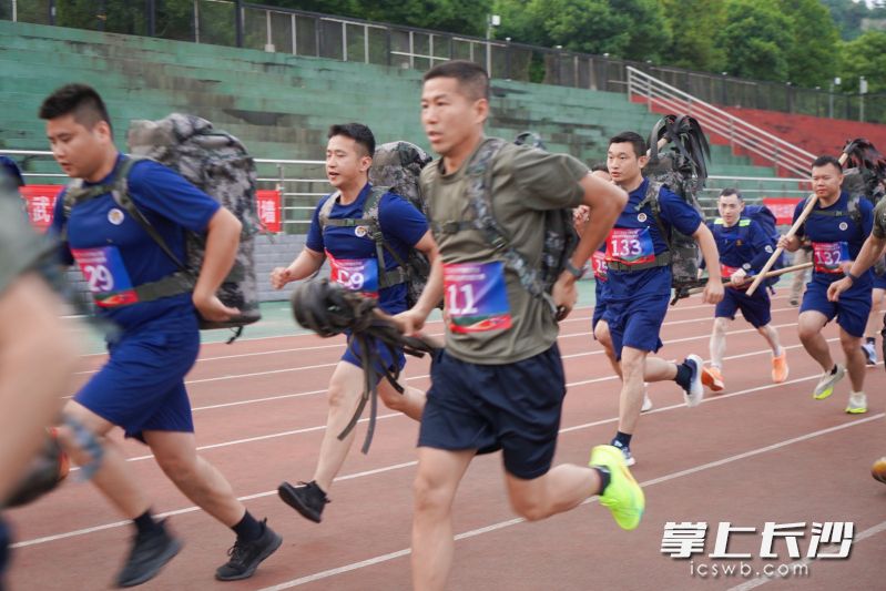 携装负重越野比赛现场。 携装负重越野比赛现场。