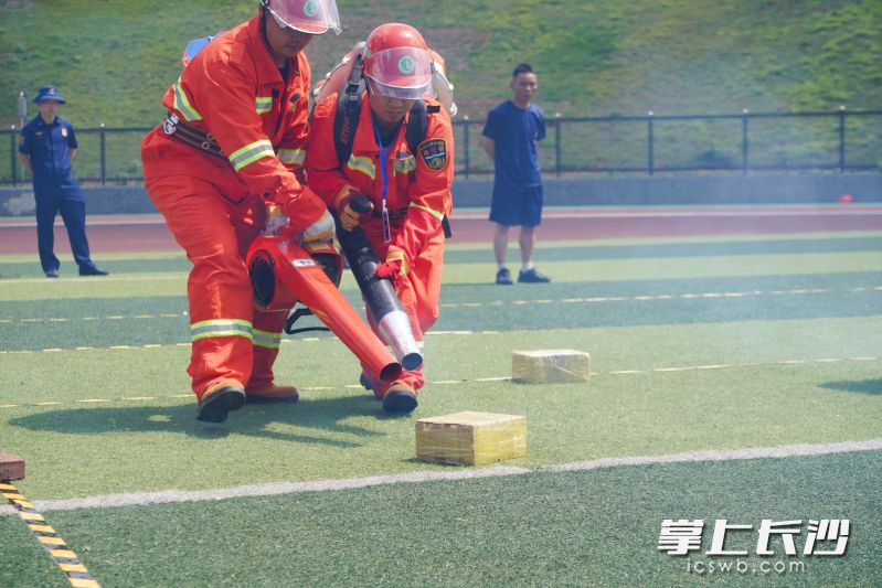 便携式风力灭火机灭火现场。 便携式风力灭火机灭火现场。