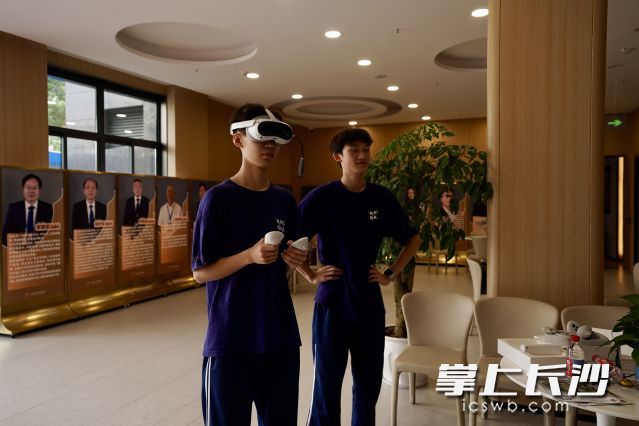 学生体验佩戴VR眼镜，通过虚拟现实技术，沉浸式学习科学自救技能。