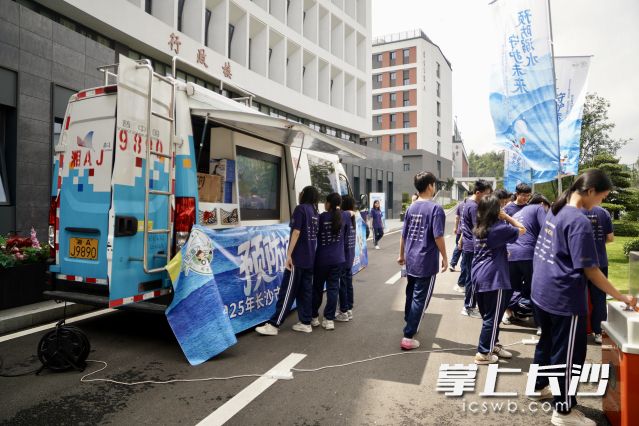 “科普大篷车”开到活动现场。