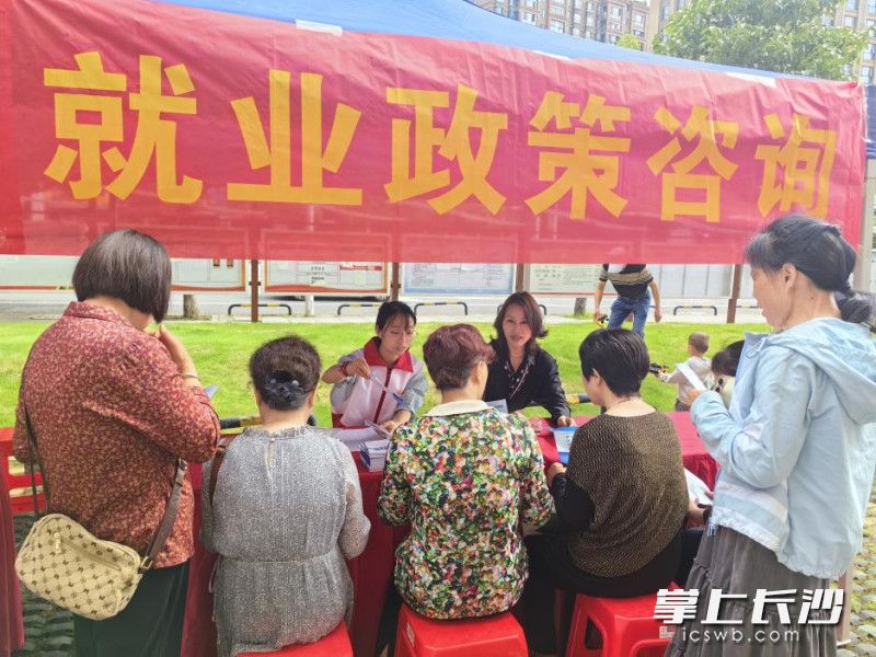 招聘会。 招聘会。