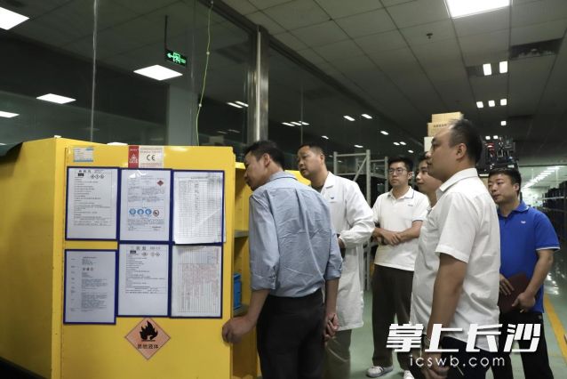 专家深入威胜集团有限公司生产车间开展隐患排查指导。
