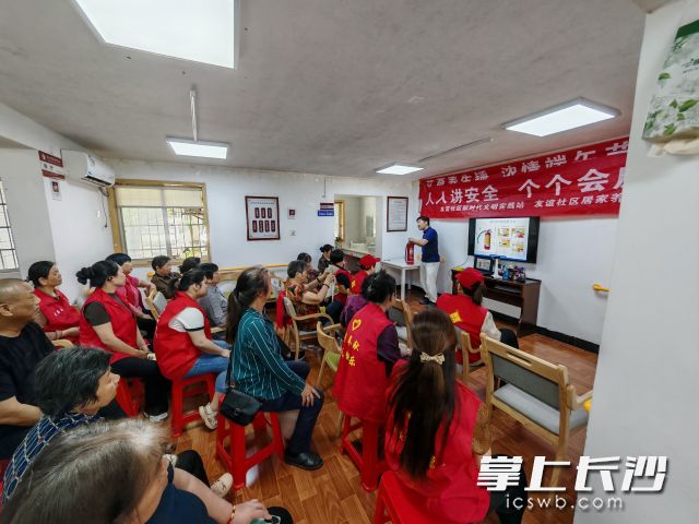 消防教官对辖区居民及商户进行消防知识培训。 均为长沙晚报通讯员 彭宇供图