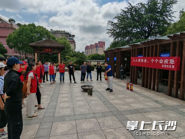 消防教官现场宣讲消防设施使用。