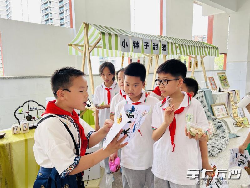 “服务员”介绍产品。