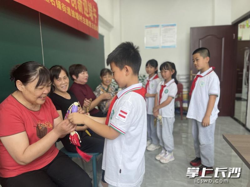为社区长者送上端午祝福。