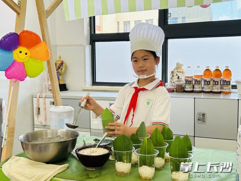 孩子们自制的小钵子甜酒。均为通讯员 朱云娜 供图
