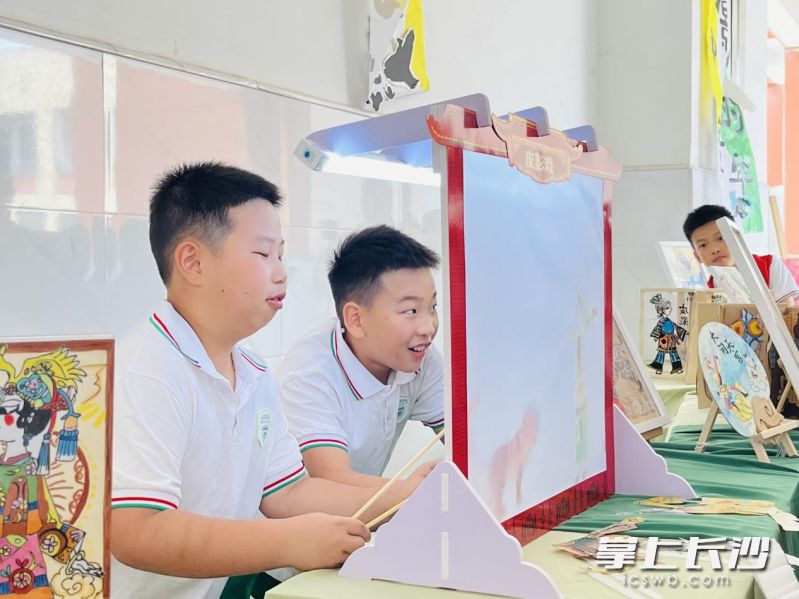孩子们的皮影实践。