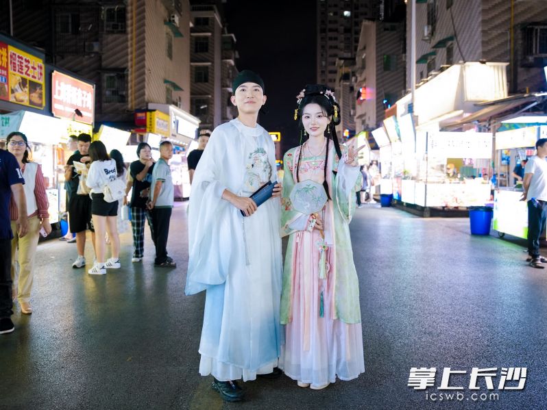 穿着汉服逛夜市，就是这条街上最靓的仔。