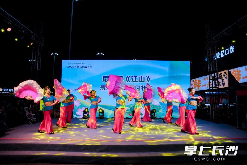 端午大戏舞台搭在网红夜市中央，文艺范交织烟火气。均为长沙晚报通讯员夏蕴宁供图