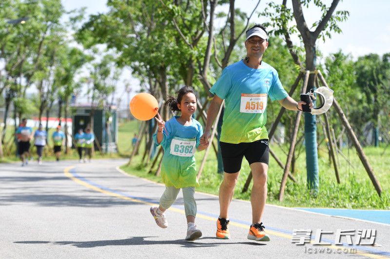 5月30日上午，在大泽湖近自然湿地公园举行的一场欢乐跑活动中，孩子和家人开心地奔跑。 长沙晚报全媒体记者 王志伟 摄