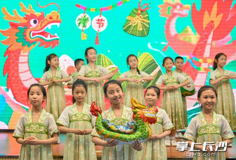 29日下午，开福区新竹第二小学开展“浓情端午”主题实践活动，孩子们在感受传统文化的过程中迎接端午节的到来。 长沙晚报全媒体记者 王志伟 摄