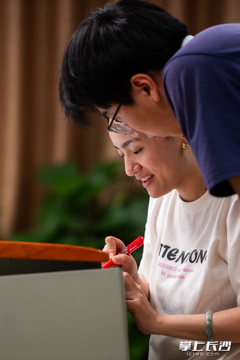 5月29日晚，长沙明德中学，任课老师隋丽华在走廊上为学生解答问题。