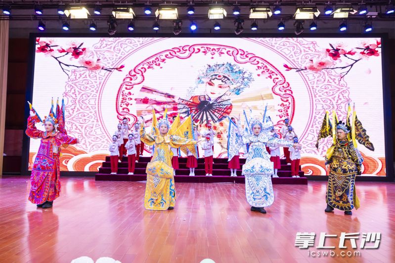 传统文化在孩子们的演绎中焕发出新的生机。