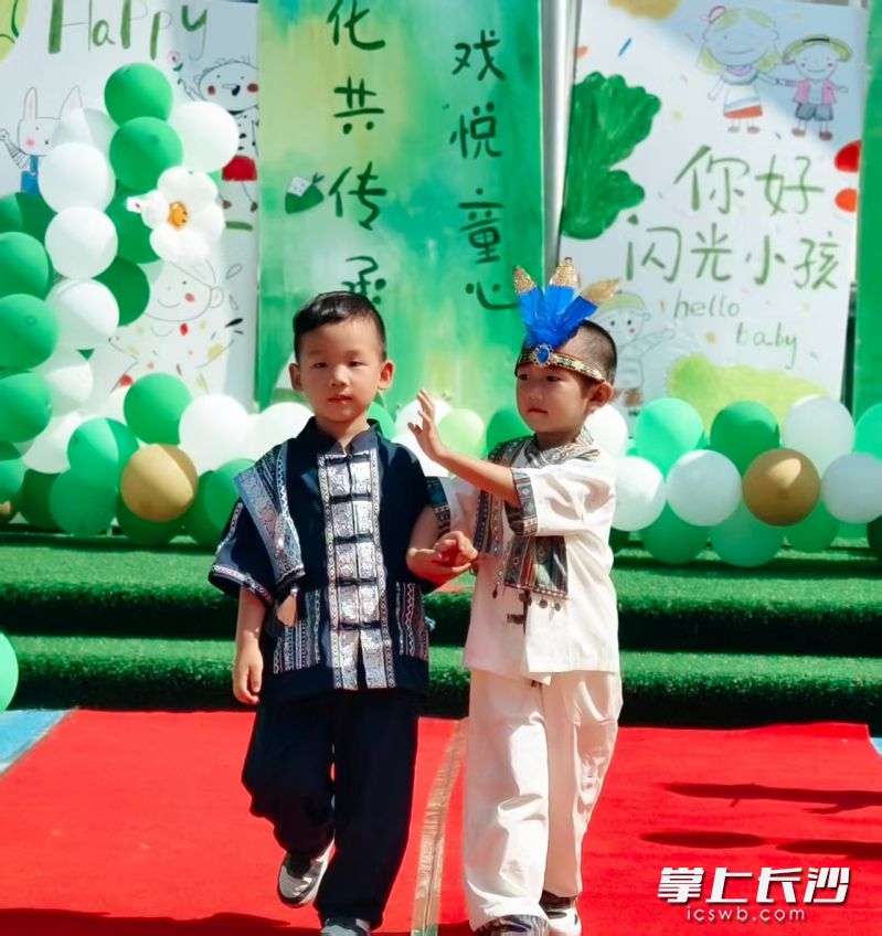 孩子们用稚嫩的步伐展现着民族服饰之美。